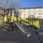 Play unit with slide and vertical ladder